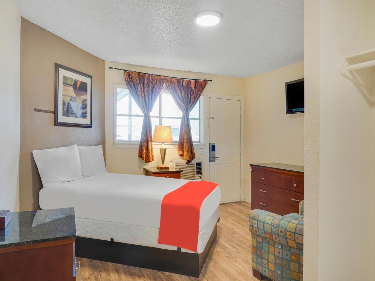Oyo Hotel Austin Street 吉丁斯 外观 照片
